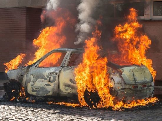 В Апатитах в новогоднюю ночь сгорел автомобиль с газовым баллоном