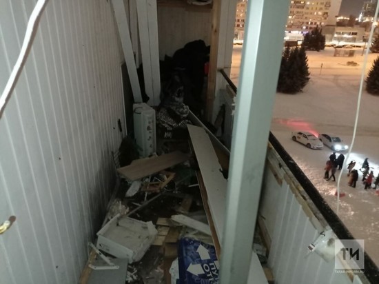 В Набережных Челнах залетевшая на балкон квартиры петарда взорвалась и выбила стекла
