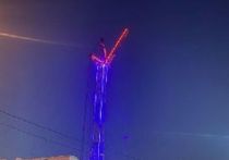 В Омске башенные краны строителей украсили небо подсветкой в честь праздника
