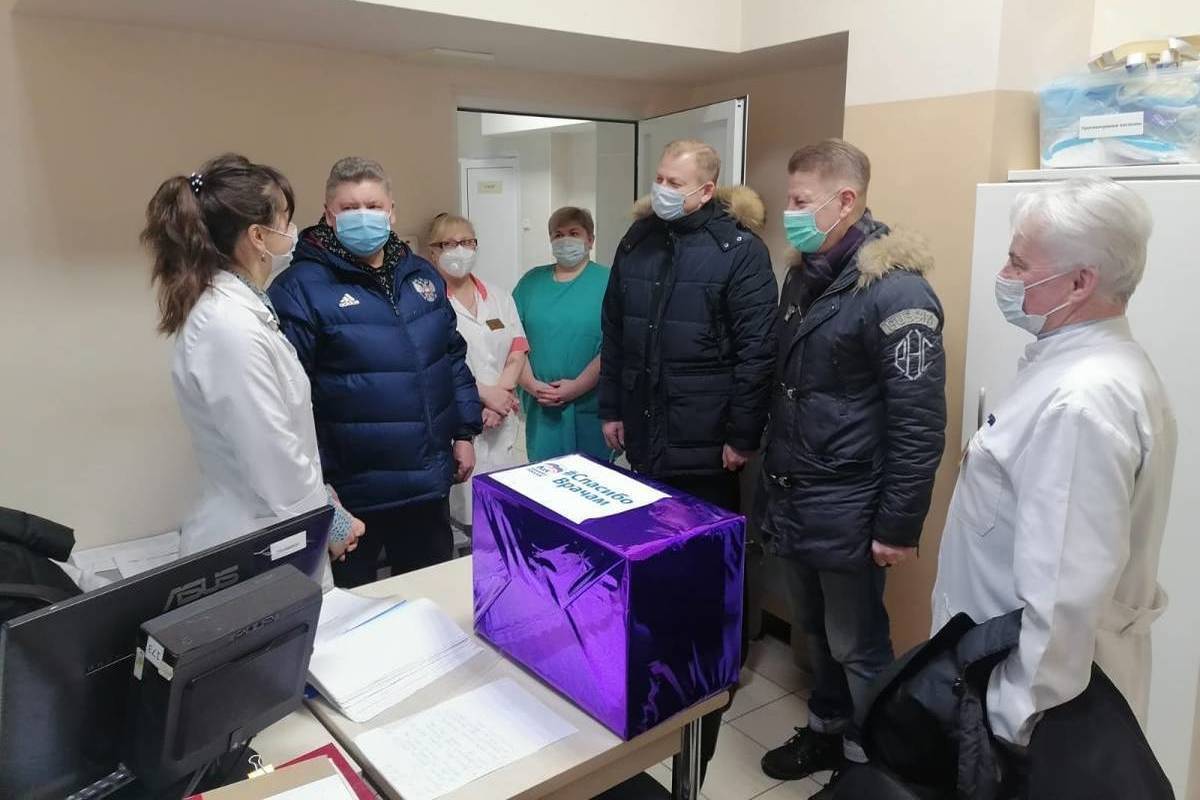 1 января волонтерский центр «Единой России» передал медикам подарки