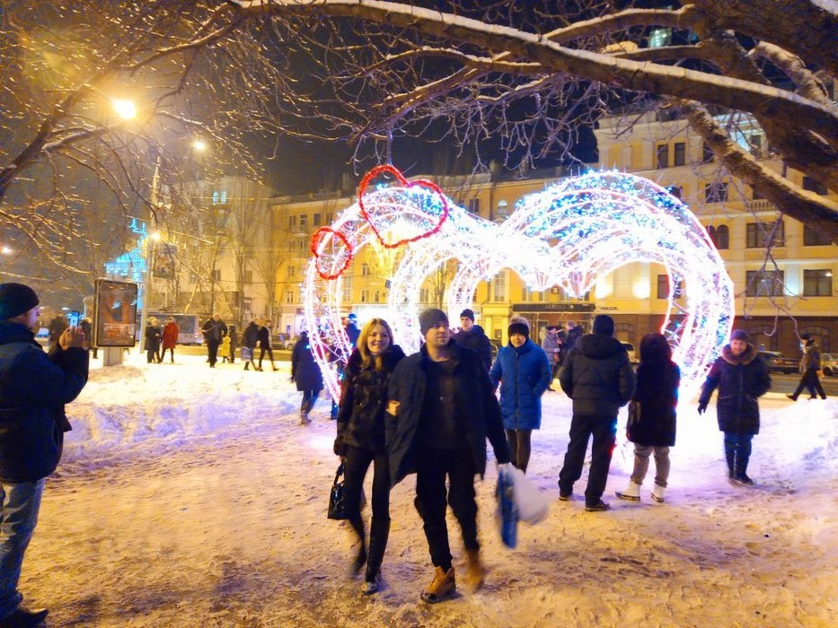 Новогодняя ночь собрала тысячи горожан в центре Донецка