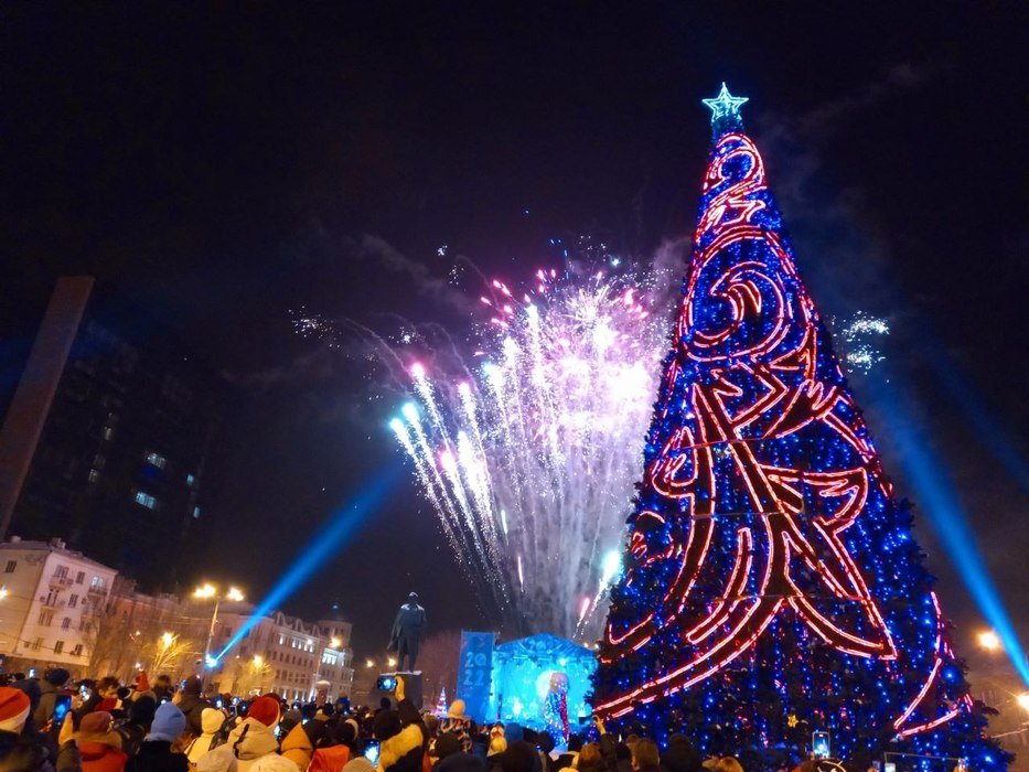 Новогодняя ночь собрала тысячи горожан в центре Донецка