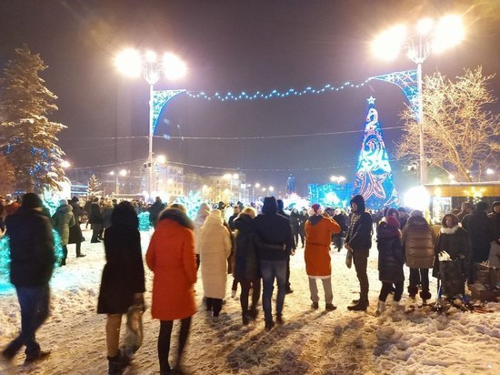 Тысячи дончан встретили 2022 год в центре Донецка