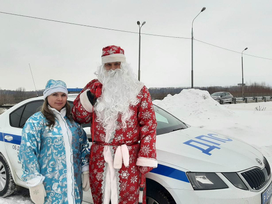 В праздники на дорогах Рязани с ГИБДД дежурят Дед Мороз и Снегурочка