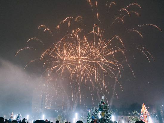 Жители Волгограда отметили встречу Нового года с яркими огнями и музыкой
