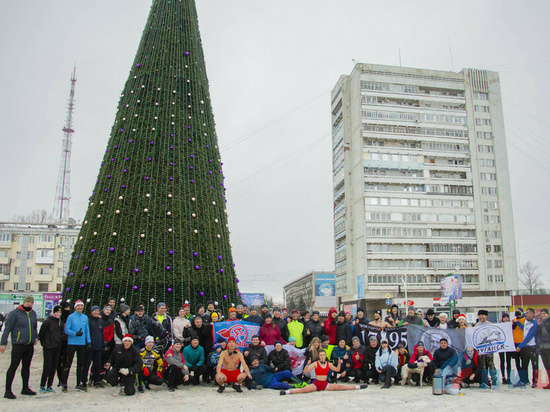 Жители Луганска приняли участие в новогоднем забеге