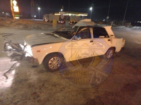 Водитель ВАЗа врезался в автопоезд Mercedes около АЗС под Читой