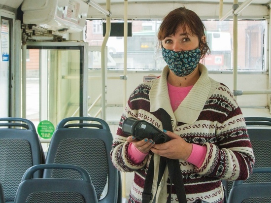 В Новосибирске пассажиры чаще всего рассчитываются в общественном транспорте не деньгами