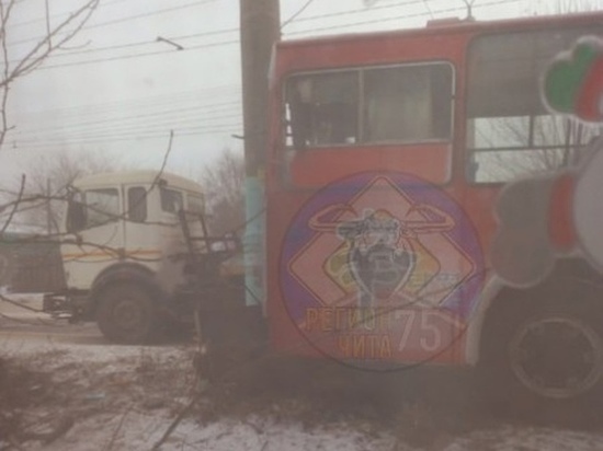Троллейбус №2 столкнулся с бетонным столбом на Комсомольской в Чите