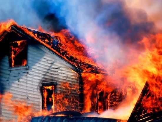 В Мурманской области сгорел двухэтажный деревянный дом