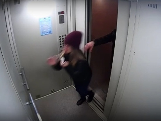 Томская полиция расследует избиение девушки в лифте на улице Королева
