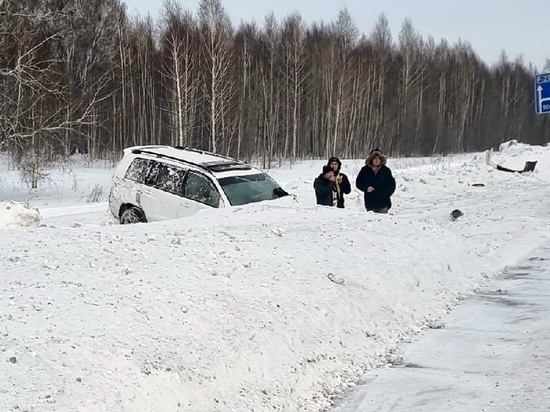Внедорожник слетел в кювет, уходя от столкновения на трассе в Новосибирской области
