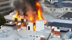 В столице ЮАР горит здание парламента: видео очевидцев