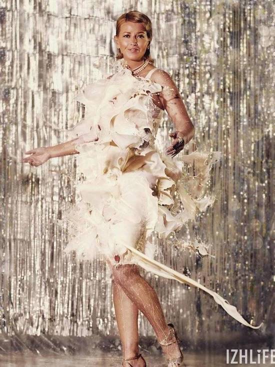 Вице-премьер Удмуртии предстала в соцсетях в новогоднем платье "из молока"
