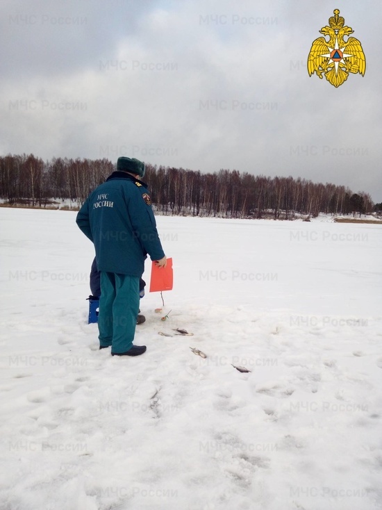 Ко 2 января для рыболовов измерили толщину льда на Десногорском водохранилище