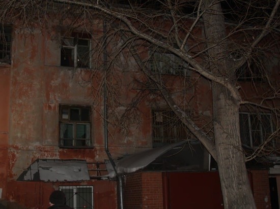 Трехэтажный дом загорелся ночью в центре Барнаула