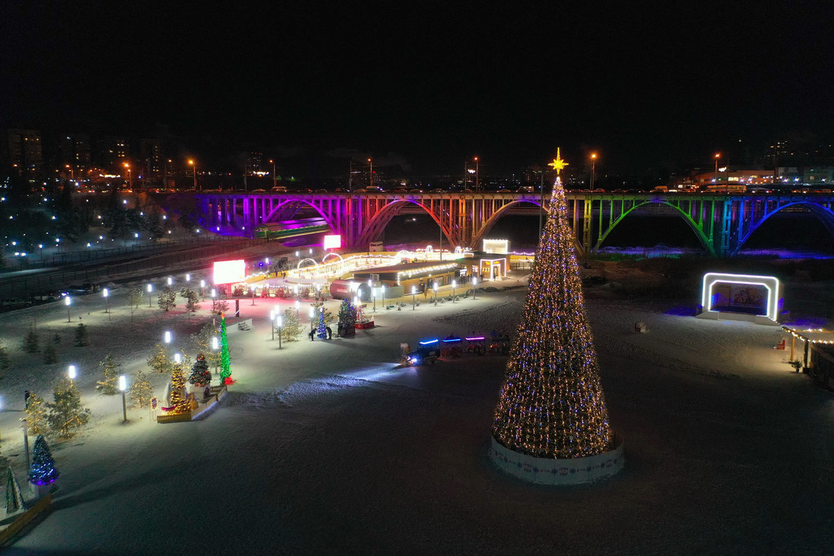 Новогодние праздники в волгограде. Каток в Баку Волгоград. Новогодние праздники Волгоград. Пойма реки царица елка. Волгоград Пойма новый год.