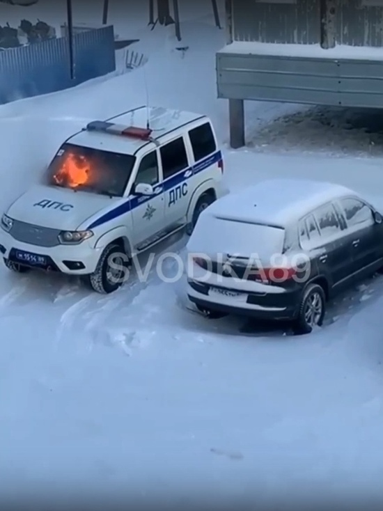 Тушили 10 человек: автомобиль ДПС полыхал в Тазовском