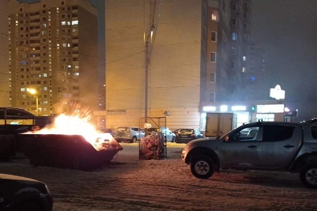 Потушен ли пожар в дюрсо. Пожар в мусорном контейнере. Возгорание в мусорном контейнере торговом центре.