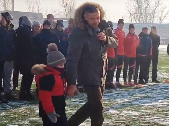 Осипов отдал мальчику первый удар на фестивале зимнего футбола в Чите