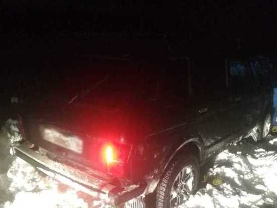 В Татарстане на рассвете из снега вытаскивали застрявший внедорожник