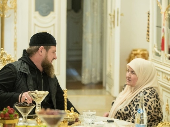 Глава Чечни Кадыров показал семью в новогоднюю ночь