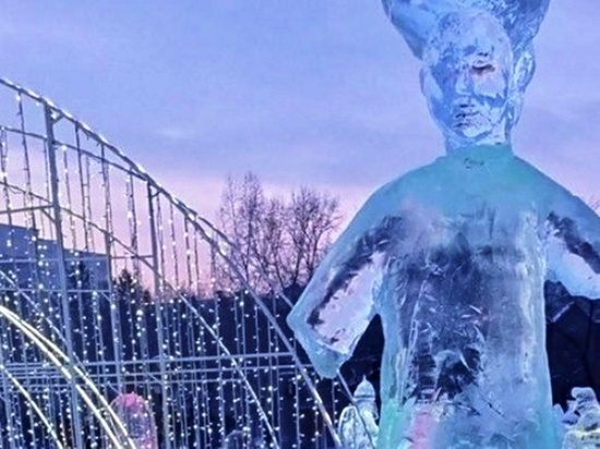 Ледовую скульптуру на площади Читы сломала фотографировавшаяся компания