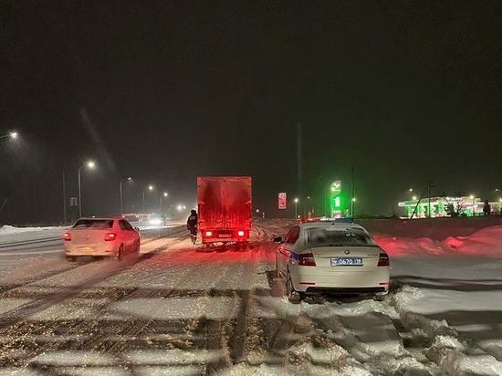 Вечером 2 января из-за сильного снегопада в Удмуртии закрыли вылеты из аэропорта и движение грузовозов