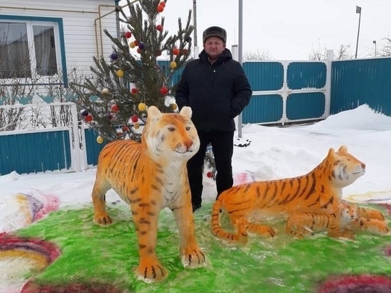 Южноуралец-пожарный создал разноцветные ледяные скульптуры тигров