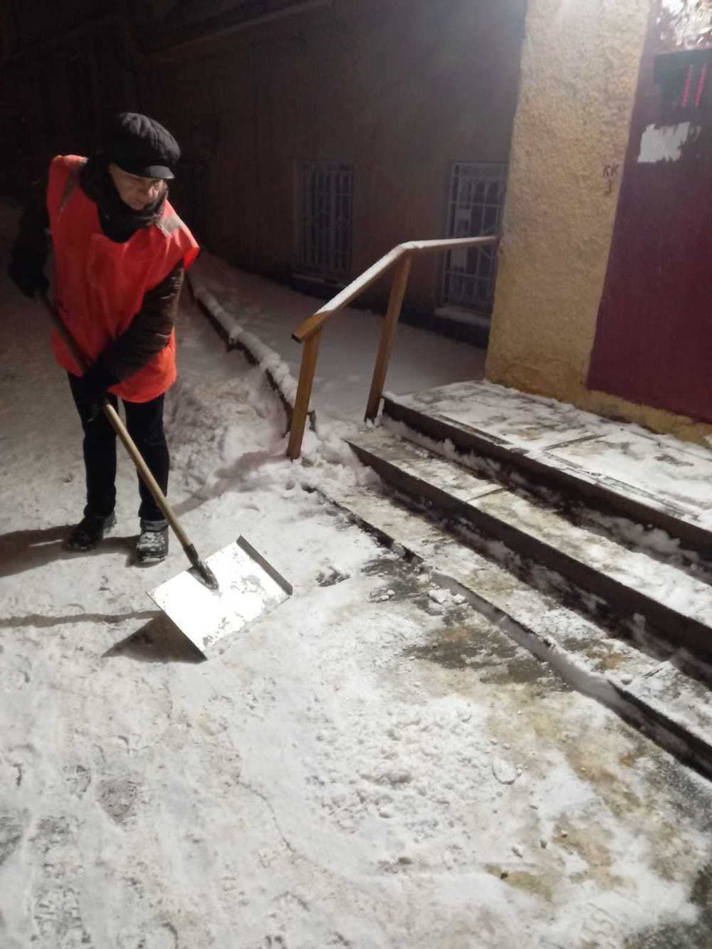 После снегопада на уборку дворов в Воронеже вышло более 400 человек и десятки спецтехники