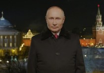 Спикер Кремля Дмитрий Песков посмеялся над предположениями пользователей соцсетей о том, что президент России Владимир Путин якобы был в бронежилете, когда выступал в новогоднем обращении