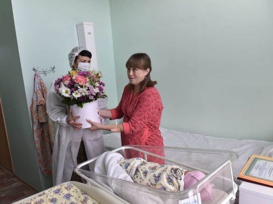 Вице-мэр Омска поздравила маму первого ребёнка, родившегося в городе в 2022 году