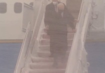 Президент США Джо Байден пережил неприятные секунды при спуске с трапа своего самолета на военной базе Эндрюс в штате Вашингтон
