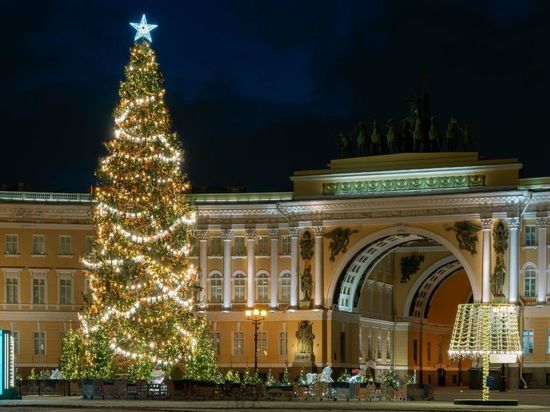 Тридцатиметровая новогодняя ель на Дворцовой площади стала одной из самых высоких в России