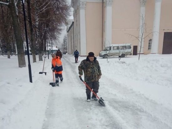 В Курске на борьбу со снегом вышло 43 единицы спецтехники