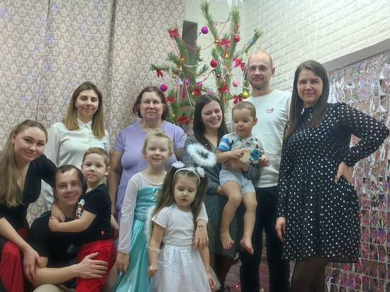 Многодетная семья в Саратове, 24 года живущая в кладовке детсада, встретила там Новый год