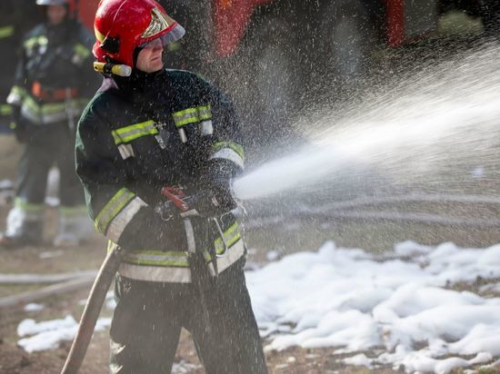 Пожарные спасли человека из горящего дома в Корзуново