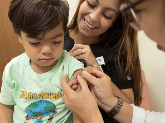 Третью дозу вакцины Pfizer теперь могут получить подростки в возрасте от 12 до 15 лет