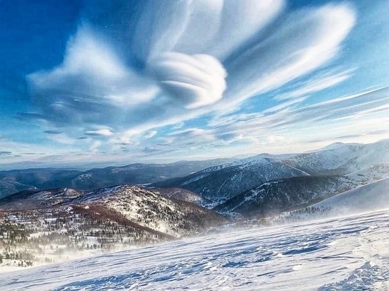Накануне туристы наблюдали в горах Хакасии лентикулярные облака