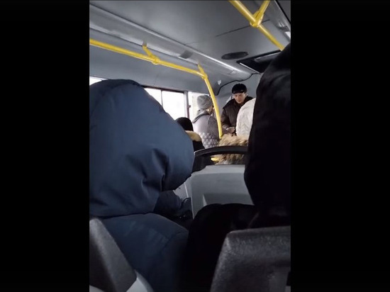 Житель Омска рассказал о скандале в 89-м автобусе с непринятой оплатой по банковской карте