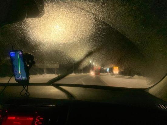 Аномальные погодные условия проявились на юге Карелии: машины заледенели