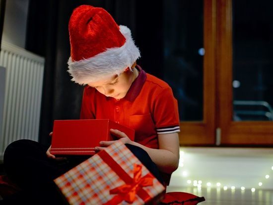 «Эпидемия доброты»: более 700 подарков вручили Дед Мороз и Снегурочка пациентам детских больниц Ленобласти