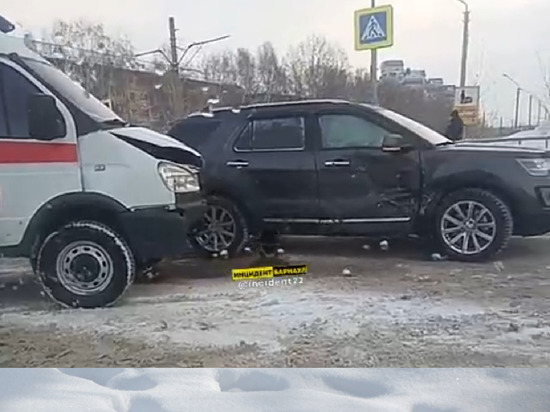 В Барнауле столкнулись машина скорой помощи и внедорожник