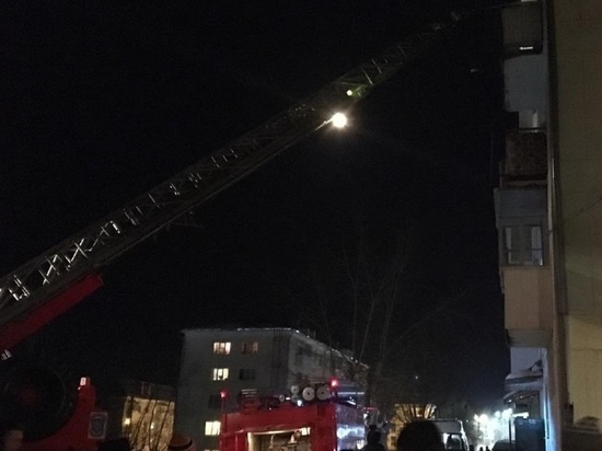 Пять человек спасли пожарные из горящего дома в Каменске-Уральском