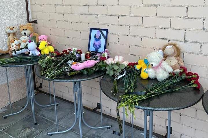 В Костроме открыли стихийный мемориал в память о пятилетней погибшей девочке