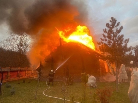 Деревянный гостевой дом сгорел в Сочи