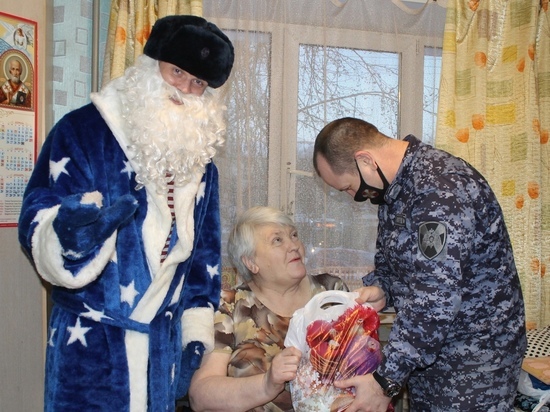 В Кирове сотрудники Росгвардии поздравили ветерана с зимними праздниками