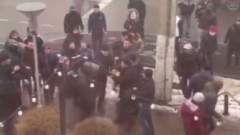 Протестующие в Алма-Ате отобрали автомат у полицейского: видео нападения