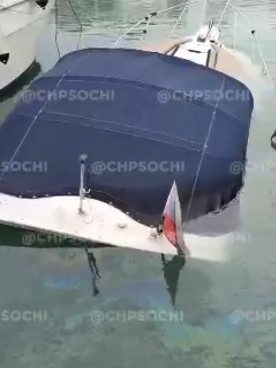 В морпорту Сочи ушло под воду маломерное судно