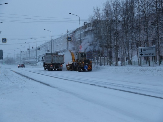 В 5 раз больше осадков: в Надыме дорожники в усиленном режиме вывозят снег